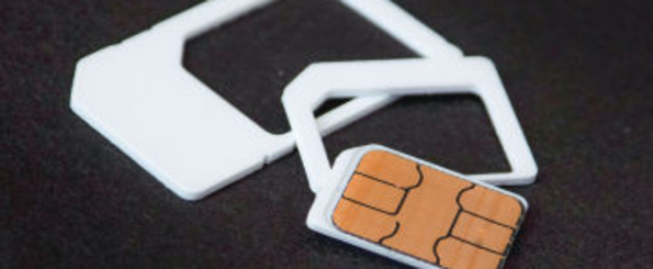 Solución al mensaje error 'No registrado en la red' de Samsung - Retirar y limpiar la tarjeta SIM