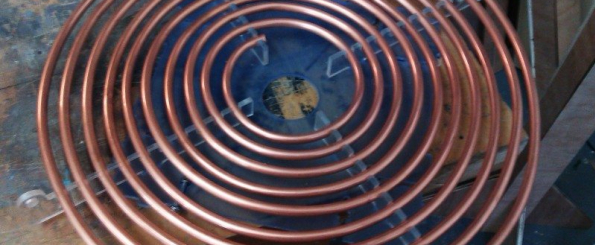 Cómo hacer una bobina de Tesla - Unión de la bobina inductora primaria con el capacitador secundario